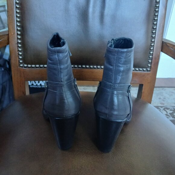 All leather new womens short boot. - Picture 4 of 9